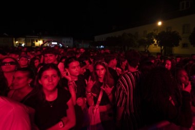 FARO, PORTUGAL: 7 Eylül 2023 - Portekiz 'in Faro kentinde düzenlenen büyük bir festival olan F Festivali' nde seyirci müzik sanatçısı.