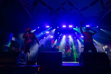 FARO, PORTUGAL: 7 Eylül 2023 - Supa Squad müzik grubu, Portekiz 'in Faro kentinde düzenlenen büyük bir festival olan F festivalinde sahne aldı..