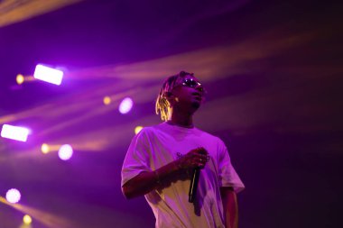 FARO, PORTUGAL: 7 Eylül 2023 - Supa Squad müzik grubu, Portekiz 'in Faro kentinde düzenlenen büyük bir festival olan F festivalinde sahne aldı..