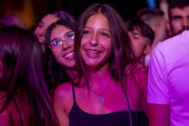 FARO, PORTUGAL: 7 Eylül 2023 - Portekiz 'in Faro kentinde düzenlenen büyük bir festival olan F Festivali' nde seyirci müzik sanatçısı.