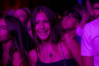 FARO, PORTUGAL: 7 Eylül 2023 - Portekiz 'in Faro kentinde düzenlenen büyük bir festival olan F Festivali' nde seyirci müzik sanatçısı.
