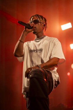 FARO, PORTUGAL: 7 Eylül 2023 - Supa Squad müzik grubu, Portekiz 'in Faro kentinde düzenlenen büyük bir festival olan F festivalinde sahne aldı..