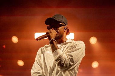FARO, PORTUGAL: 7 Eylül 2023 - Supa Squad müzik grubu, Portekiz 'in Faro kentinde düzenlenen büyük bir festival olan F festivalinde sahne aldı..