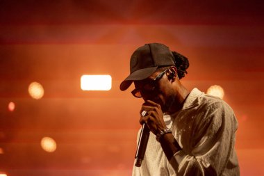 FARO, PORTUGAL: 7 Eylül 2023 - Supa Squad müzik grubu, Portekiz 'in Faro kentinde düzenlenen büyük bir festival olan F festivalinde sahne aldı..