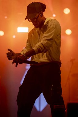 FARO, PORTUGAL: 7 Eylül 2023 - Supa Squad müzik grubu, Portekiz 'in Faro kentinde düzenlenen büyük bir festival olan F festivalinde sahne aldı..