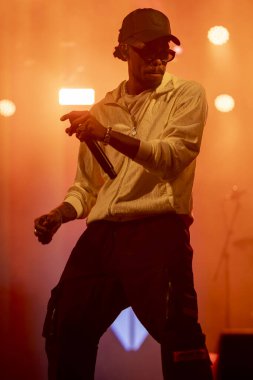 FARO, PORTUGAL: 7 Eylül 2023 - Supa Squad müzik grubu, Portekiz 'in Faro kentinde düzenlenen büyük bir festival olan F festivalinde sahne aldı..