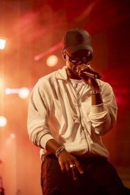 FARO, PORTUGAL: 7 Eylül 2023 - Supa Squad müzik grubu, Portekiz 'in Faro kentinde düzenlenen büyük bir festival olan F festivalinde sahne aldı..