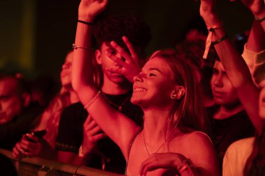 FARO, PORTUGAL: 7 Eylül 2023 - Portekiz 'in Faro kentinde düzenlenen büyük bir festival olan F Festivali' nde seyirci müzik sanatçısı.