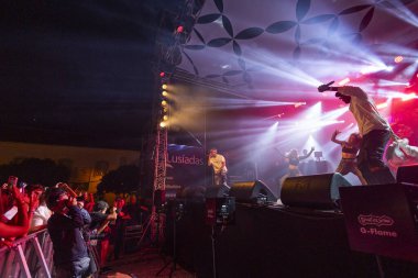 FARO, PORTUGAL: 7 Eylül 2023 - Supa Squad müzik grubu, Portekiz 'in Faro kentinde düzenlenen büyük bir festival olan F festivalinde sahne aldı..