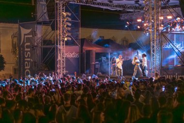 FARO, PORTUGAL: 7 Eylül 2023 - Supa Squad müzik grubu, Portekiz 'in Faro kentinde düzenlenen büyük bir festival olan F festivalinde sahne aldı..