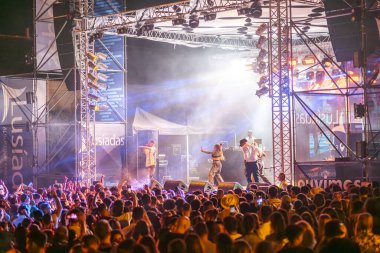 FARO, PORTUGAL: 7 Eylül 2023 - Supa Squad müzik grubu, Portekiz 'in Faro kentinde düzenlenen büyük bir festival olan F festivalinde sahne aldı..