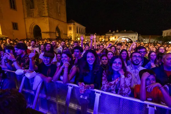 FARO, PORTUGAL: 7 Eylül 2023 - Portekiz 'in Faro kentinde düzenlenen büyük bir festival olan F Festivali' nde seyirci müzik sanatçısı.