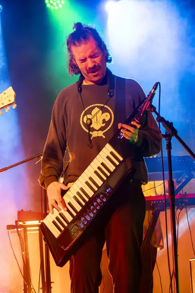 FARO, PORTUGAL: 7 Eylül 2023 - Müzik grubu, Pimenta Caseira, Portekiz 'in Faro kentinde düzenlenen büyük bir festival olan F festivalinde sahne aldı..