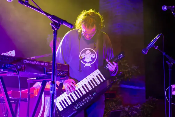 FARO, PORTUGAL: 7 Eylül 2023 - Müzik grubu, Pimenta Caseira, Portekiz 'in Faro kentinde düzenlenen büyük bir festival olan F festivalinde sahne aldı..