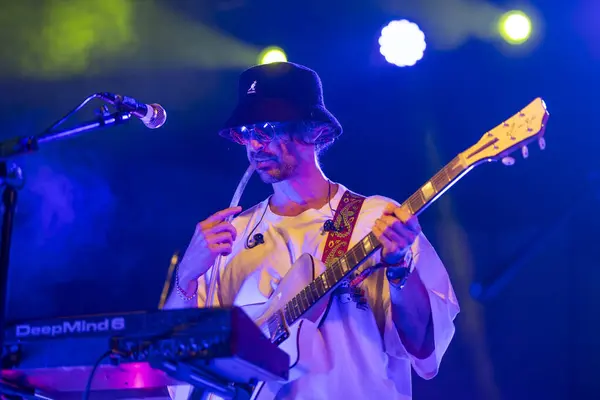 FARO, PORTUGAL: 7 Eylül 2023 - Müzik grubu, Pimenta Caseira, Portekiz 'in Faro kentinde düzenlenen büyük bir festival olan F festivalinde sahne aldı..