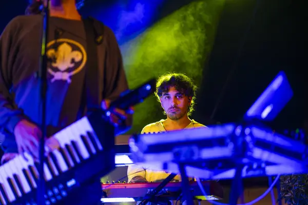 FARO, PORTUGAL: 7 Eylül 2023 - Müzik grubu, Pimenta Caseira, Portekiz 'in Faro kentinde düzenlenen büyük bir festival olan F festivalinde sahne aldı..