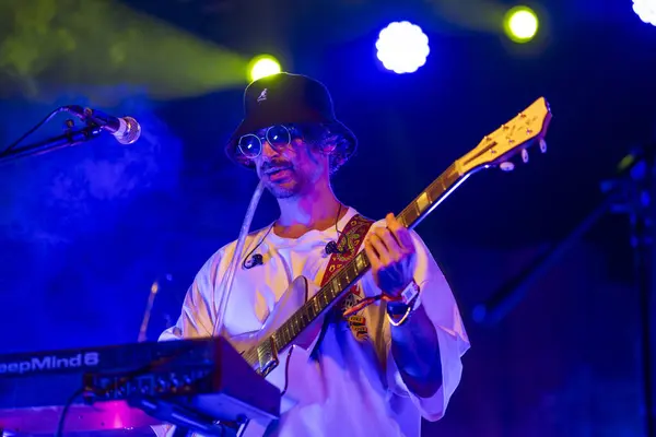 FARO, PORTUGAL: 7 Eylül 2023 - Müzik grubu, Pimenta Caseira, Portekiz 'in Faro kentinde düzenlenen büyük bir festival olan F festivalinde sahne aldı..