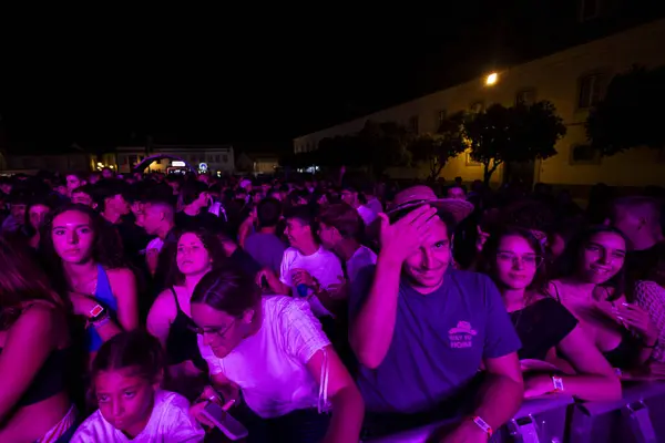 FARO, PORTUGAL: 7 Eylül 2023 - Portekiz 'in Faro kentinde düzenlenen büyük bir festival olan F Festivali' nde seyirci müzik sanatçısı.
