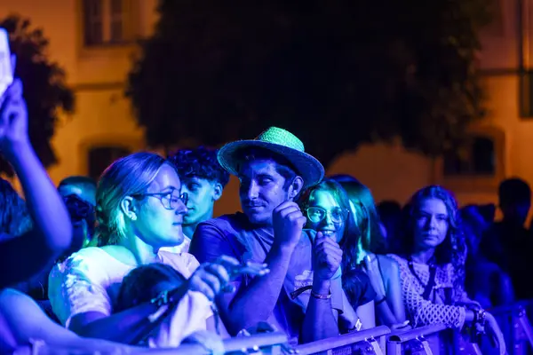 FARO, PORTUGAL: 7 Eylül 2023 - Portekiz 'in Faro kentinde düzenlenen büyük bir festival olan F Festivali' nde seyirci müzik sanatçısı.