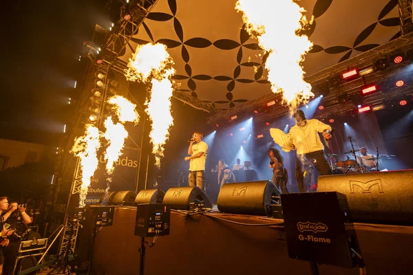 FARO, PORTUGAL: 7 Eylül 2023 - Supa Squad müzik grubu, Portekiz 'in Faro kentinde düzenlenen büyük bir festival olan F festivalinde sahne aldı..