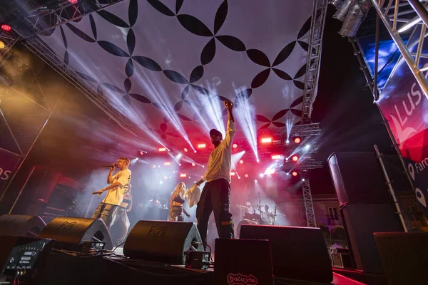 FARO, PORTUGAL: 7 Eylül 2023 - Supa Squad müzik grubu, Portekiz 'in Faro kentinde düzenlenen büyük bir festival olan F festivalinde sahne aldı..