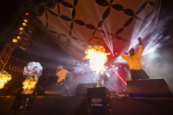 FARO, PORTUGAL: 7 Eylül 2023 - Supa Squad müzik grubu, Portekiz 'in Faro kentinde düzenlenen büyük bir festival olan F festivalinde sahne aldı..