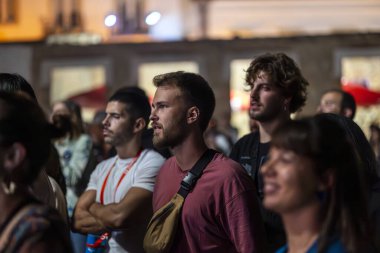 FARO, PORTUGAL: 8 Eylül 2023 - Portekiz 'in Faro kentinde düzenlenen büyük bir festival olan F Festivali' nde seyirci müzik sanatçısı izlemek.