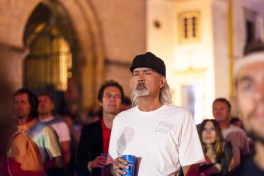 FARO, PORTUGAL: 8 Eylül 2023 - Portekiz 'in Faro kentinde düzenlenen büyük bir festival olan F Festivali' nde seyirci müzik sanatçısı izlemek.