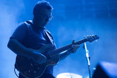 FARO, PORTUGAL: 8. SEPTEMBER, 2023 - Müzik grubu, Nanook o vagabundo, Portekiz 'in Faro kentinde düzenlenen büyük bir festival olan F festivalinde sahne aldı..