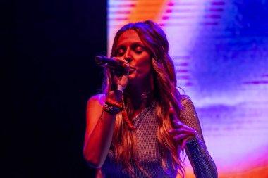 FARO, PORTUGAL: 8. SEPTEMBER, 2023 - Müzik grubu Bianca Barros, Portekiz 'in Faro kentinde düzenlenen büyük bir festival olan F festivalinde sahne aldı..
