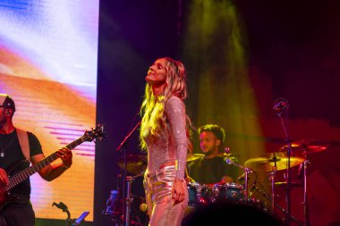 FARO, PORTUGAL: 8. SEPTEMBER, 2023 - Müzik grubu Bianca Barros, Portekiz 'in Faro kentinde düzenlenen büyük bir festival olan F festivalinde sahne aldı..