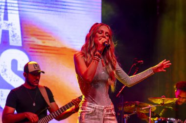 FARO, PORTUGAL: 8. SEPTEMBER, 2023 - Müzik grubu Bianca Barros, Portekiz 'in Faro kentinde düzenlenen büyük bir festival olan F festivalinde sahne aldı..