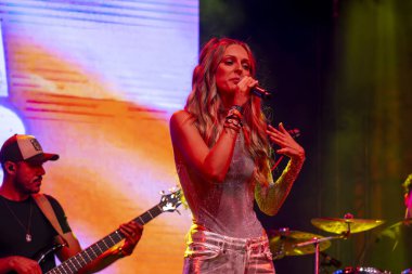 FARO, PORTUGAL: 8. SEPTEMBER, 2023 - Müzik grubu Bianca Barros, Portekiz 'in Faro kentinde düzenlenen büyük bir festival olan F festivalinde sahne aldı..