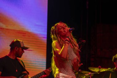 FARO, PORTUGAL: 8. SEPTEMBER, 2023 - Müzik grubu Bianca Barros, Portekiz 'in Faro kentinde düzenlenen büyük bir festival olan F festivalinde sahne aldı..