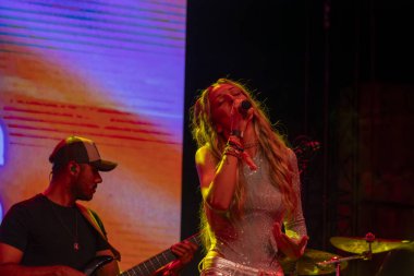 FARO, PORTUGAL: 8. SEPTEMBER, 2023 - Müzik grubu Bianca Barros, Portekiz 'in Faro kentinde düzenlenen büyük bir festival olan F festivalinde sahne aldı..