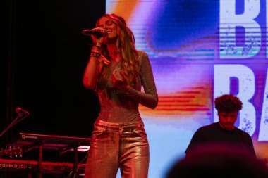 FARO, PORTUGAL: 8. SEPTEMBER, 2023 - Müzik grubu Bianca Barros, Portekiz 'in Faro kentinde düzenlenen büyük bir festival olan F festivalinde sahne aldı..