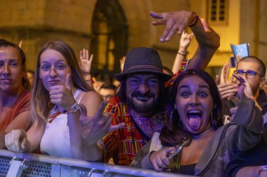 FARO, PORTUGAL: 8 Eylül 2023 - Portekiz 'in Faro kentinde düzenlenen büyük bir festival olan F Festivali' nde seyirci müzik sanatçısı izlemek.