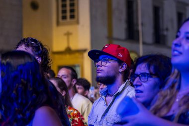 FARO, PORTUGAL: 8 Eylül 2023 - Portekiz 'in Faro kentinde düzenlenen büyük bir festival olan F Festivali' nde seyirci müzik sanatçısı izlemek.