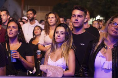 FARO, PORTUGAL: 8 Eylül 2023 - Portekiz 'in Faro kentinde düzenlenen büyük bir festival olan F Festivali' nde seyirci müzik sanatçısı izlemek.