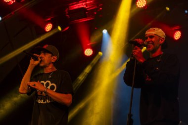 FARO, PORTUGAL: 8 EPTEMBER, 2023 - Müzik grubu Bezegol, Portekiz 'in Faro kentinde düzenlenen büyük bir festival olan F festivalinde sahne aldı..