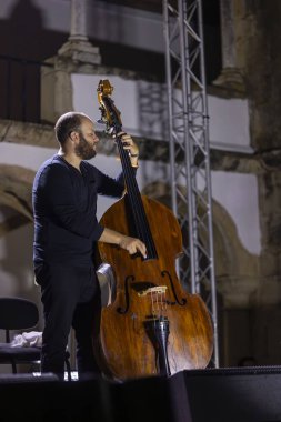 FARO, PORTUGAL: 8 Eylül 2023 - Müzik grubu To Trips, Portekiz 'in Faro kentinde düzenlenen büyük bir festival olan F festivalinde sahne aldı..