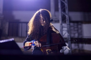 FARO, PORTUGAL: 8 Eylül 2023 - Müzik grubu To Trips, Portekiz 'in Faro kentinde düzenlenen büyük bir festival olan F festivalinde sahne aldı..