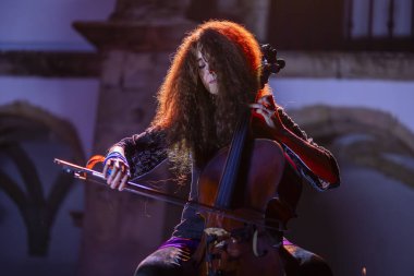FARO, PORTUGAL: 8 Eylül 2023 - Müzik grubu To Trips, Portekiz 'in Faro kentinde düzenlenen büyük bir festival olan F festivalinde sahne aldı..