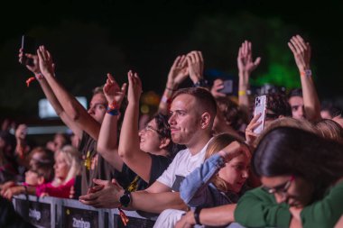 FARO, PORTUGAL: 8 Eylül 2023 - Portekiz 'in Faro kentinde düzenlenen büyük bir festival olan F Festivali' nde seyirci müzik sanatçısı izlemek.