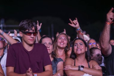 FARO, PORTUGAL: 8 Eylül 2023 - Portekiz 'in Faro kentinde düzenlenen büyük bir festival olan F Festivali' nde seyirci müzik sanatçısı izlemek.