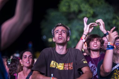 FARO, PORTUGAL: 8 Eylül 2023 - Portekiz 'in Faro kentinde düzenlenen büyük bir festival olan F Festivali' nde seyirci müzik sanatçısı izlemek.