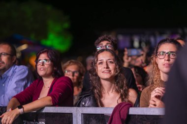 FARO, PORTUGAL: 8 Eylül 2023 - Portekiz 'in Faro kentinde düzenlenen büyük bir festival olan F Festivali' nde seyirci müzik sanatçısı izlemek.