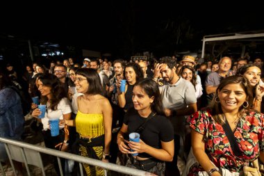 FARO, PORTUGAL: 8 Eylül 2023 - Portekiz 'in Faro kentinde düzenlenen büyük bir festival olan F Festivali' nde seyirci müzik sanatçısı izlemek.