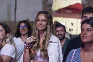 FARO, PORTUGAL: 8 Eylül 2023 - Portekiz 'in Faro kentinde düzenlenen büyük bir festival olan F Festivali' nde seyirci müzik sanatçısı izlemek.