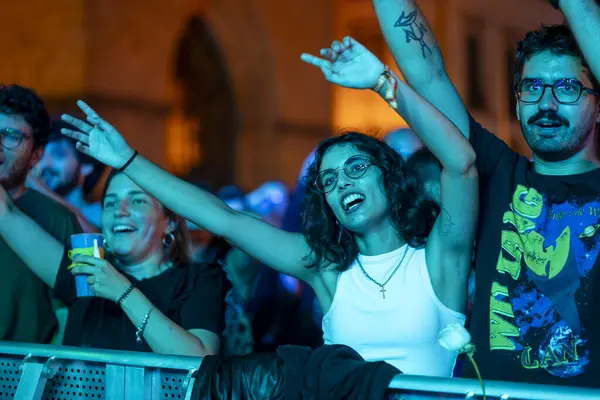 FARO, PORTUGAL: 8 Eylül 2023 - Portekiz 'in Faro kentinde düzenlenen büyük bir festival olan F Festivali' nde seyirci müzik sanatçısı izlemek.